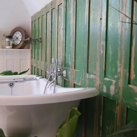 לינה וארוחת בוקר Un Parfum De Violette